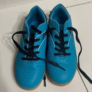Kids size 1 indoor futbol shoes. Turquoise Blue.